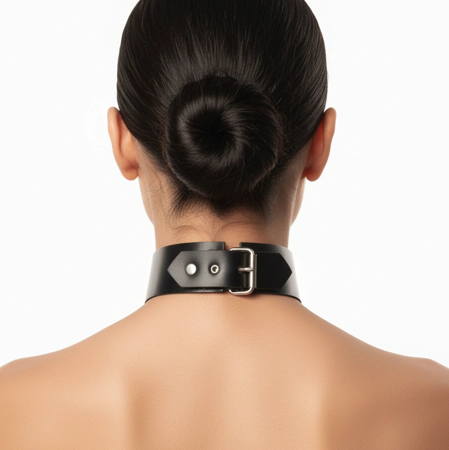 Faux leather O-ring collar and chain set back view showing the closure area